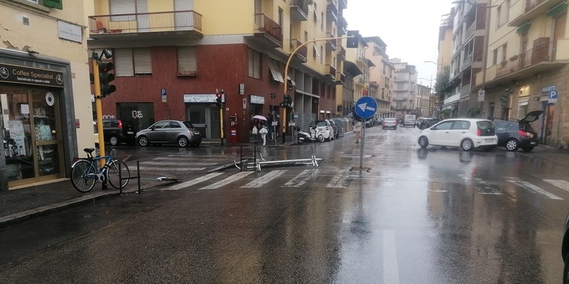 Transenne, cartelli e rami a terra