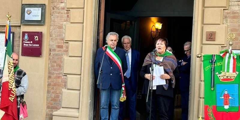 da sx Il sindaco Romagnoli e Paola Poggini Anpi