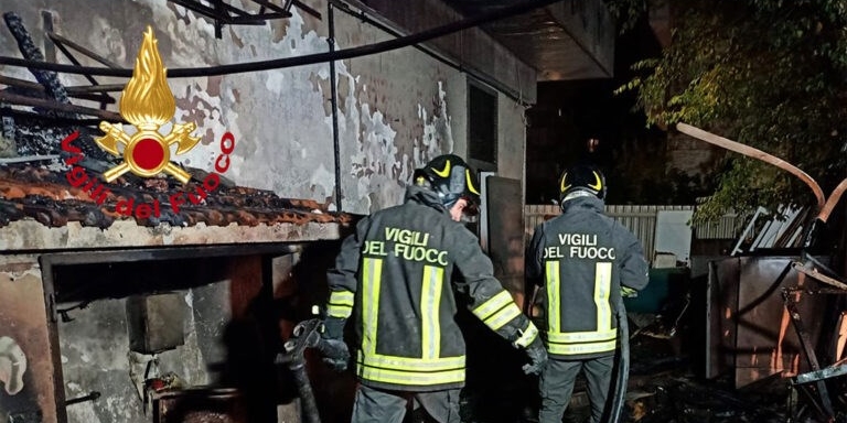 Incendio in una stazione di servizio a Firenze. Due auto in fiamme nella notte