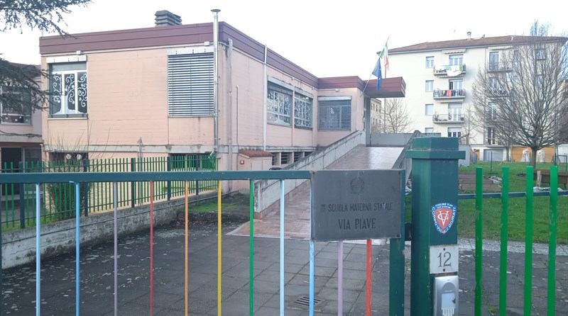 Foto dell'impianto fotovoltaico e  della scuola di Via Piave a Figline 