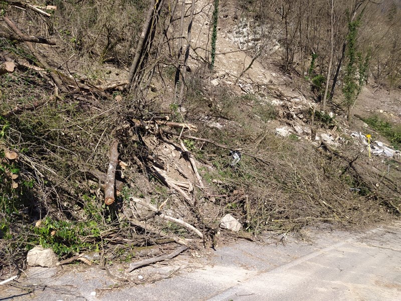 Maltempo, frana a Fontebuona. Residente: "Strada ancora chiusa, un grande disagio", la segnalazione di un lettore