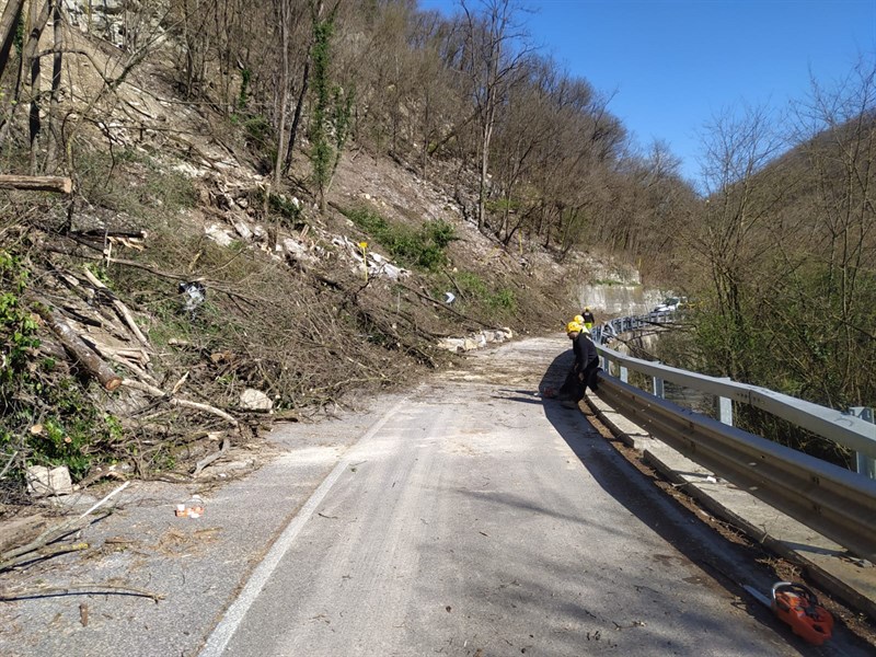 Maltempo, frana a Fontebuona. Residente: "Strada ancora chiusa, un grande disagio", la segnalazione di un lettore