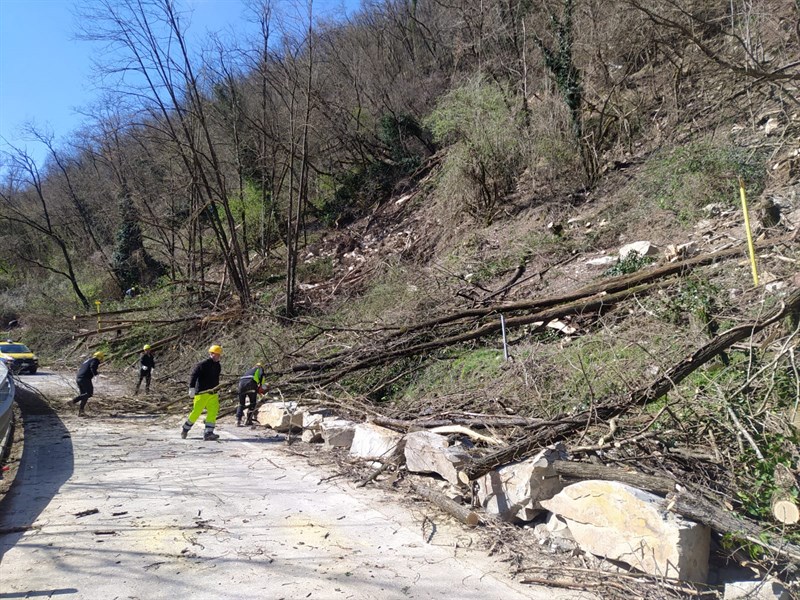 Maltempo, frana a Fontebuona. Residente: "Strada ancora chiusa, un grande disagio", la segnalazione di un lettore