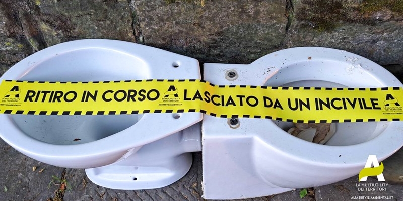 Arriva l’adesivo sui rifiuti abbandonati: ‘Lasciato da un incivile! Ritiro in corso’