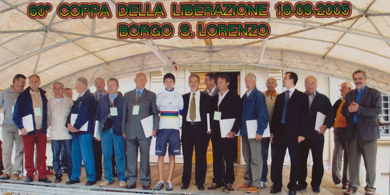 Settembre 2005. Diego Ulissi al centro posa con molti vincitori della Coppa della Liberazione