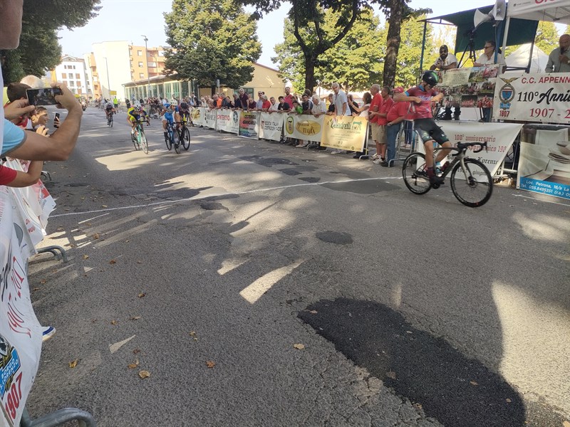 Lorenzo Campagnolo del Borgo Molino di Treviso tagliavincitore il traguardo. 