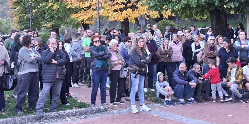 I cittadini davanti al Comune