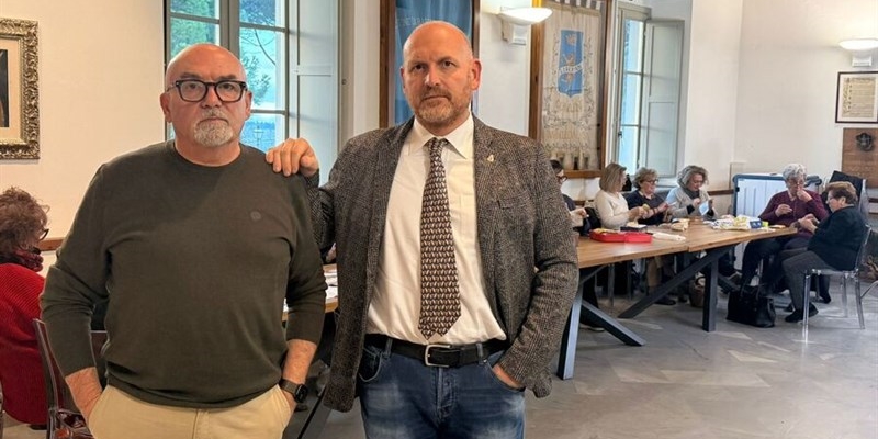 Il sindaco, l'assessore e le ricamatrici all'opera