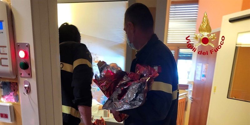 Al Meyer i vigili del fuoco consegnano 160 uova ai piccoli ospiti - FOTO
