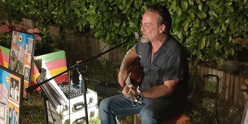 Goffredo Rontini con la sua chitarra 