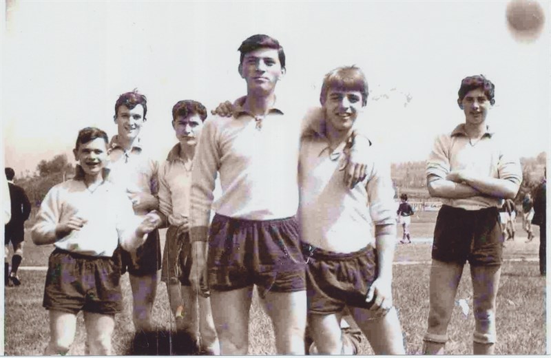 Una squadra Giovanile dell’A.S. Fortis Juventus nel 1965. Vanni Verdi al centro in primo piano con i giocatori  Modi, Becchi, Limentra, il nostro Vanni Verdi con  Romolo Landi e Pinzauti