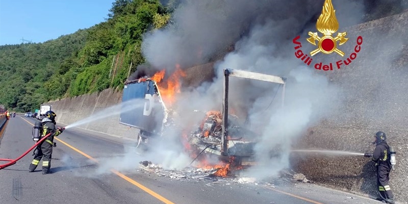 Incendio su Autostrada A1 tra Calenzano e Barberino del Mugello. Intervento dei vigili del fuoco
