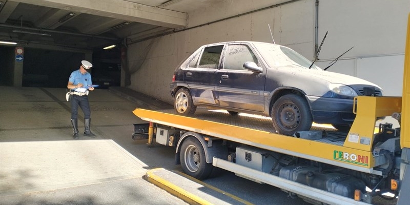 Si intensificano le operazioni di rimozione per le autovetture abbandonate sul territorio sancascianese