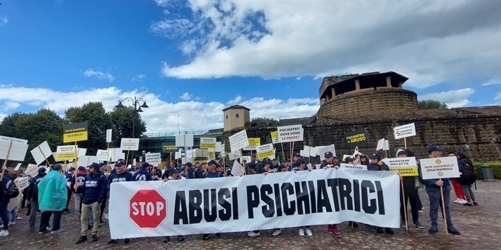 manifestazione fortezza da basso contro gli abusi psichiatrici