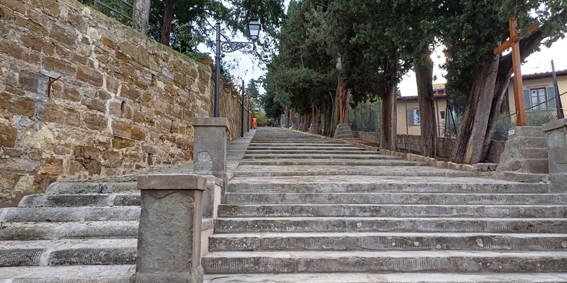 Monte alle Croci, restaurata (finalmente) la scalinata e recuperata la via Crucis più antica d’Italia - FOTO