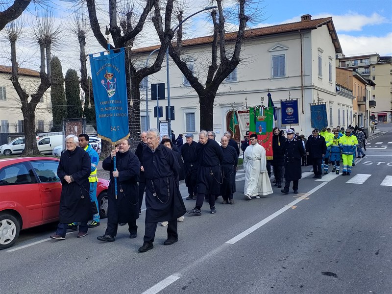 Il corteo si porta verso la Pieve di San Lorenzo  