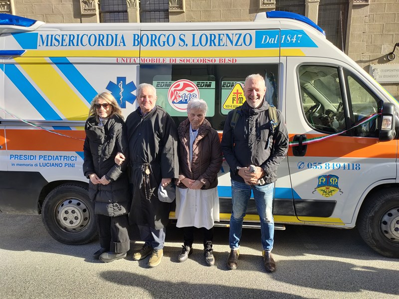 L’autoambulanza della Misericordia di Borgo con le moderne attrezzature in onore di Luciano Pini; la famiglia con il Provveditore Piero Margheri.