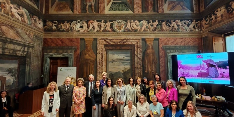 APInRosa. Alice Fietta premiata a Roma per l'apicoltura femminile