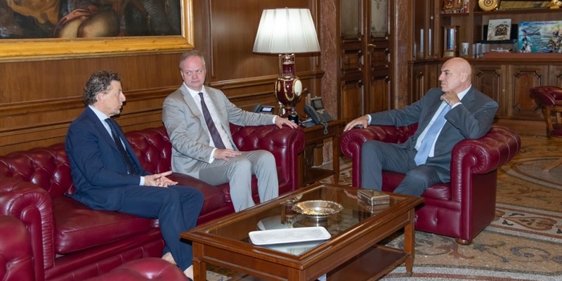 L'incontro al Ministero della Difesa fra Schmidt e Crosetto. 