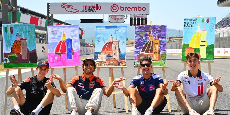 Piloti GP in pista con l'arte
