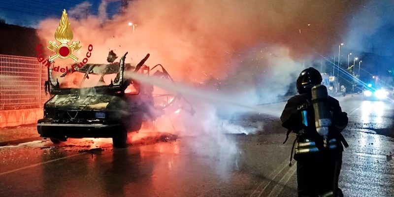 Incendio di un autocaravan in via dell’Olmatello. Intervento dei vigili del fuoco a Firenze