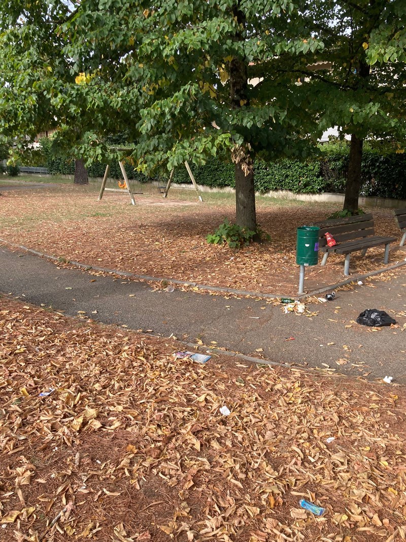 Lo sporco lasciato nei giardini di Villa Pecori