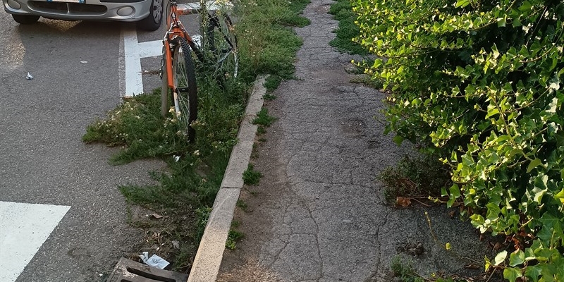 Marciapiedi di Via Basaglia incurati a Borgo San Lorenzo