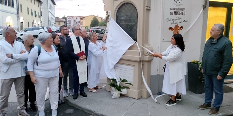 Si scopre la tela del tabernacolo