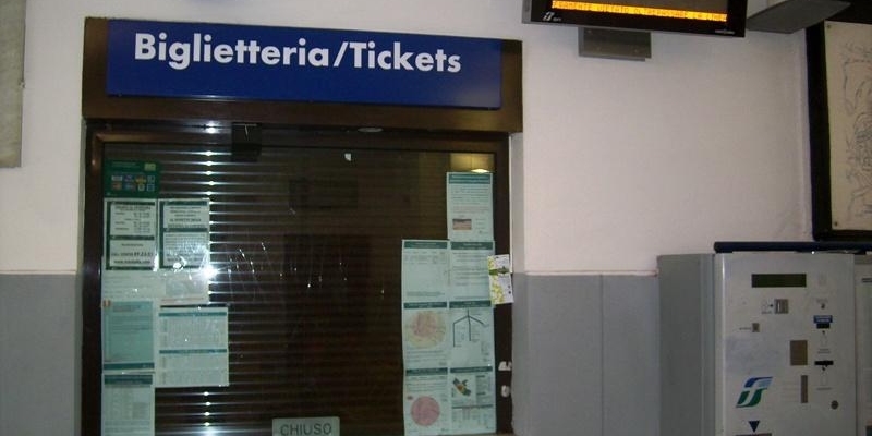 ’Biglietteria aperta dal lunedì al venerdì’. L’impegno di Trenitalia