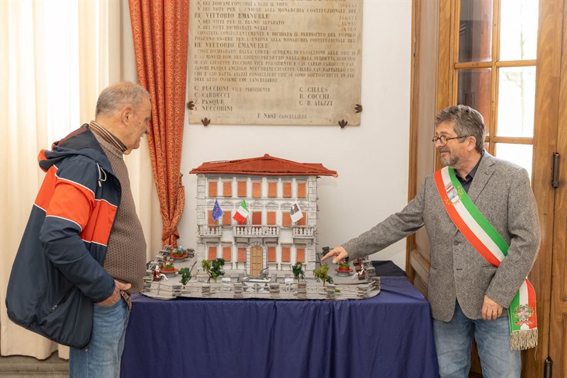 L'artista e il sindaco Fossi davanti all'opera