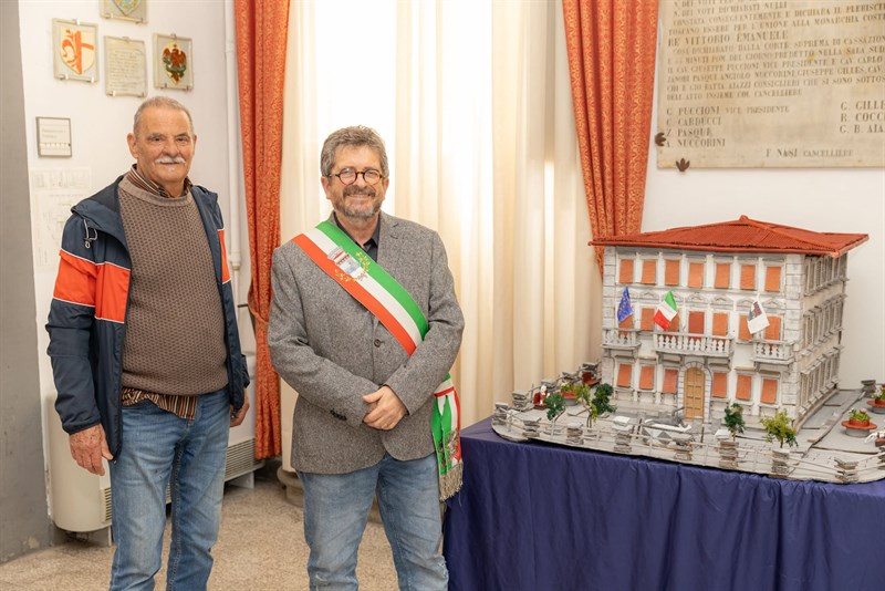 L'artista e il sindaco Fossi davanti all'opera