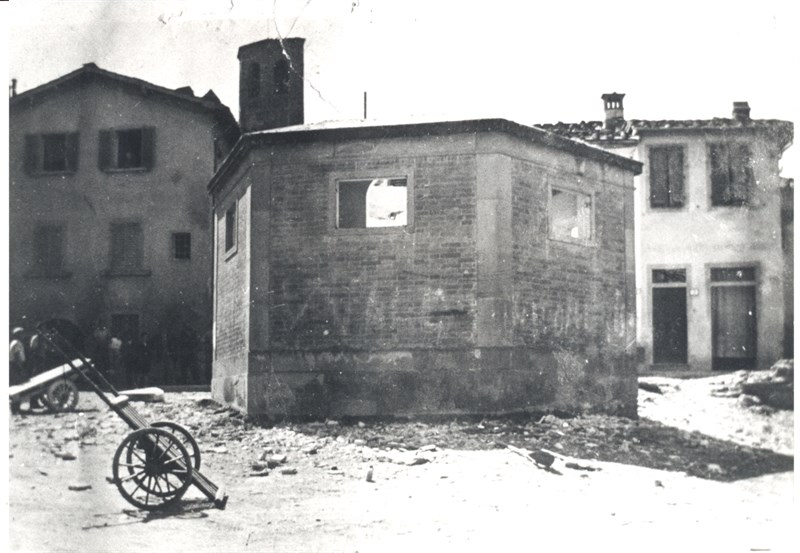 Anno 1930 - A sinistra alcuni borghigiani osservano l’abbattimento della vecchia “latrina” in piazza del Poggio