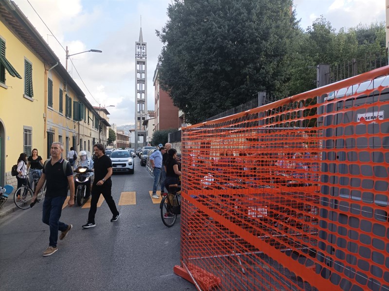 Via Capodimondo e l'impalcatura alla Giotto con i genitori costretti a camminare in mezzo alla strada