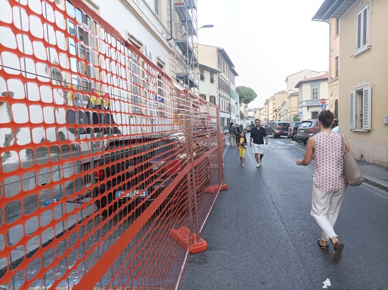 Via Capodimondo e l'impalcatura alla Giotto con i genitori costretti a camminare in mezzo alla strada