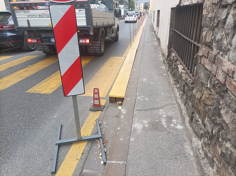 Il cartello mal posizionato in via Mananelli