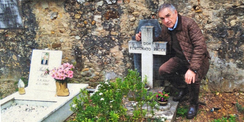 La tomba di don Fortunato Raddi nel piccolo cimitero di Palazzuolo di Val di Pesa.