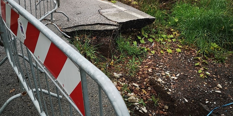 Lettere in Redazione: otto mesi di abbandono per la strada di Figliano