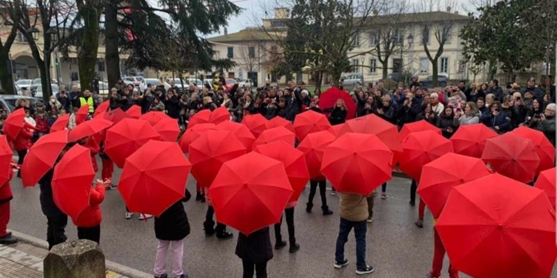 Gli alunni durante l'esibizione