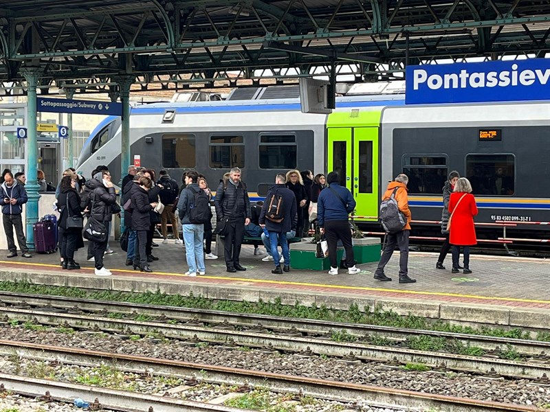 Pendolari in attesa dei treni in ritardo alla Stazione di Pontassieve 