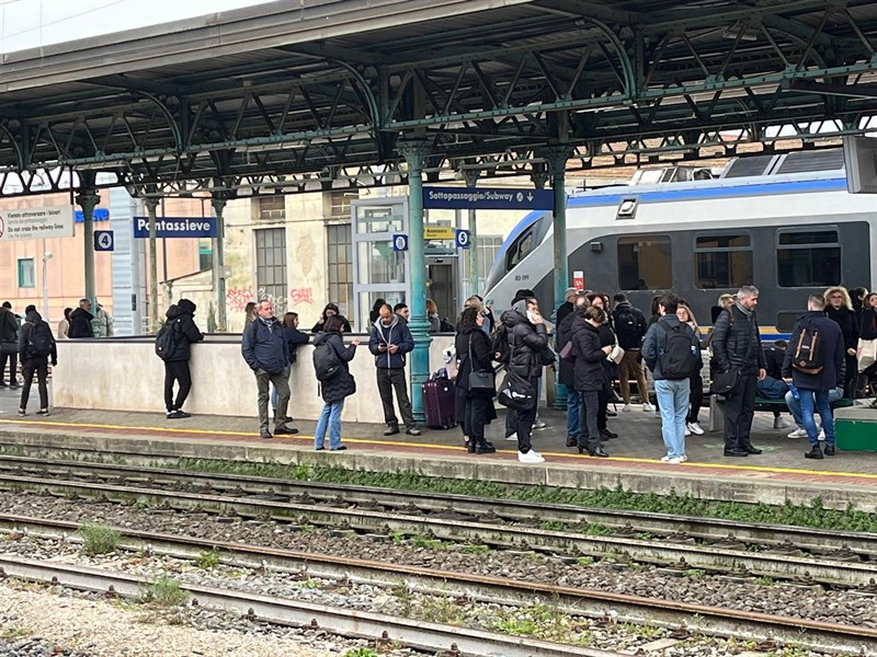 Pendolari in attesa dei treni in ritardo alla Stazione di Pontassieve 