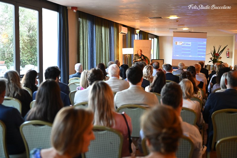 L’affollato salone delle conferenza al Golf dei Medici 