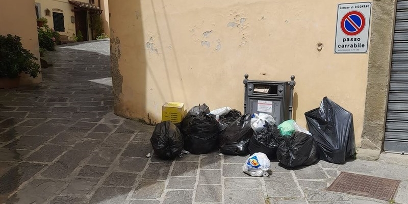 Abbandono seriali di rifiuti degradano Piazzetta San Giovanni a Dicomano