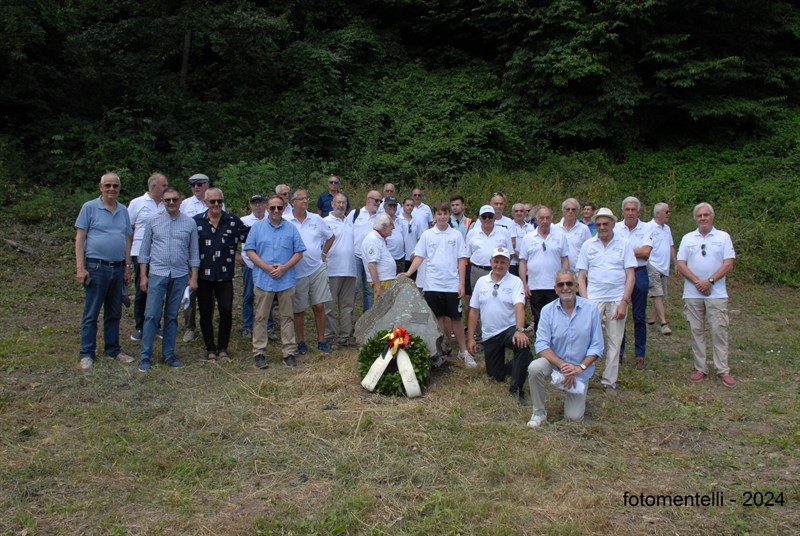 Foto panoramica davanti al Cippo al Favale. Quasi tutti i partecipanti indossano la maglia bianca con la dicitura del pilota tedesco.