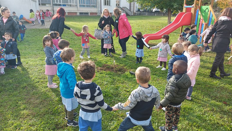 Festa dell’albero 2023: piantati 10 nuovi alberi alla scuola dell’infanzia di Via Piave