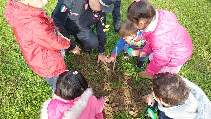 Festa dell’albero 2023: piantati 10 nuovi alberi alla scuola dell’infanzia di Via Piave