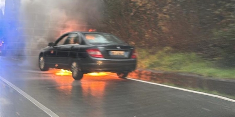 L'auto in fiamme