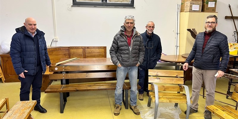 Panchine rigenerate nei giardini pubblici di Rignano. Il progetto di restauro con "la formica"