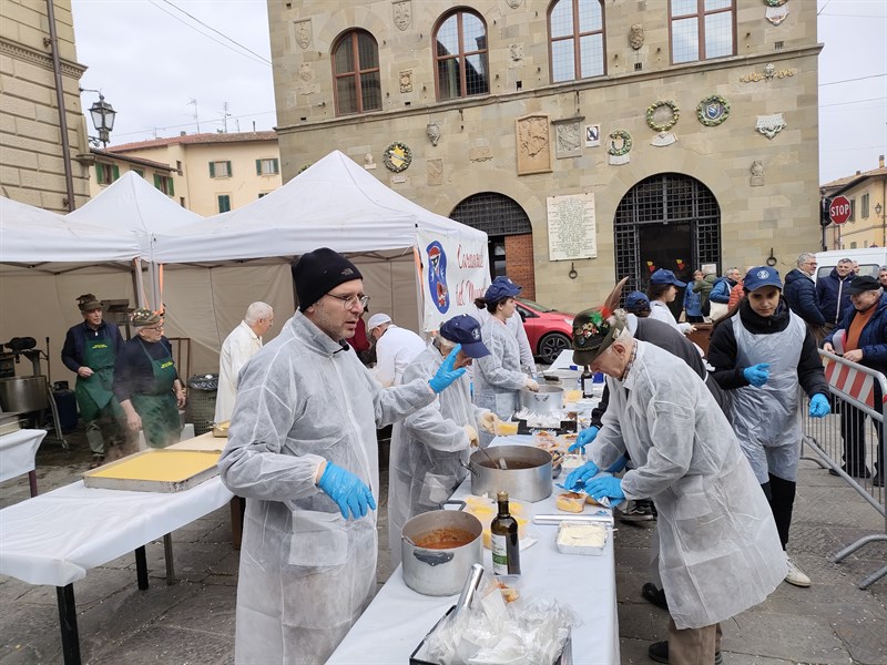 Il lungo tavolo con i tegami del ragù guardati a vista da Alessio Barletti