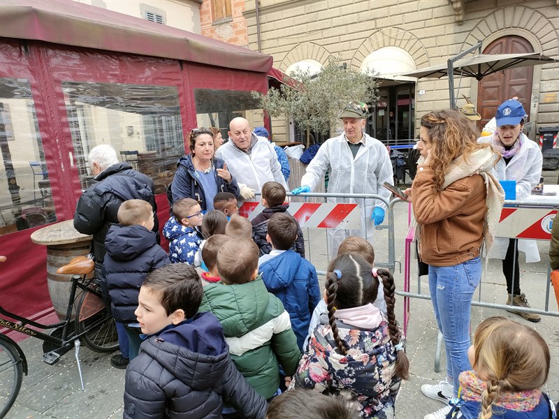 Le scolaresche ascoltano la storia della polenta dalla loro maestra