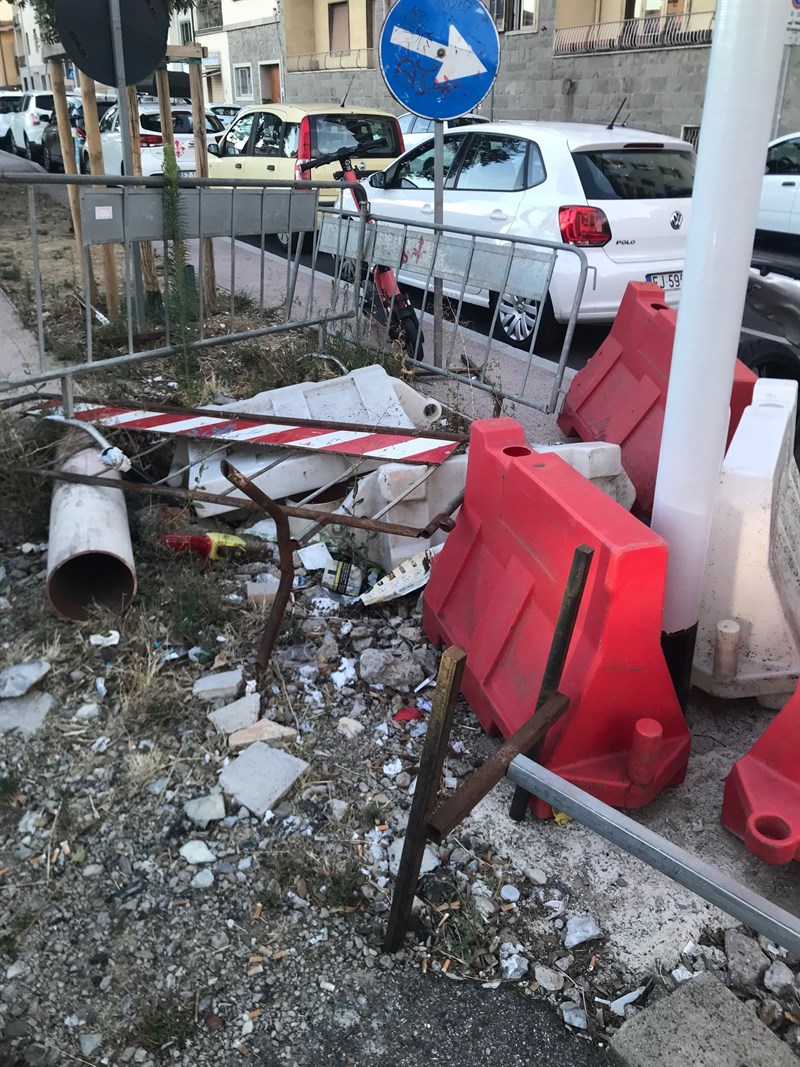 cantiere abbandonato a discarica